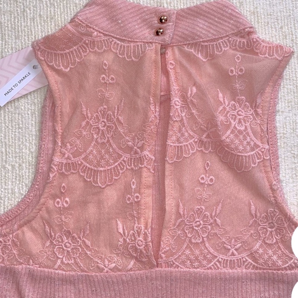 Pink ribbed tank top with lace
